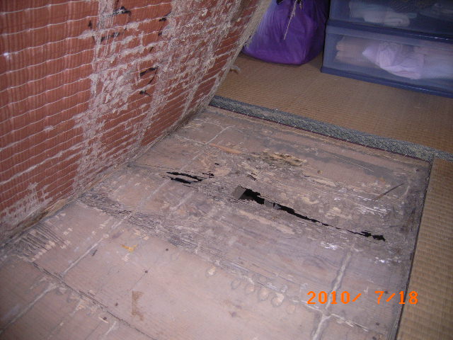 和室の床板と畳の被害の例