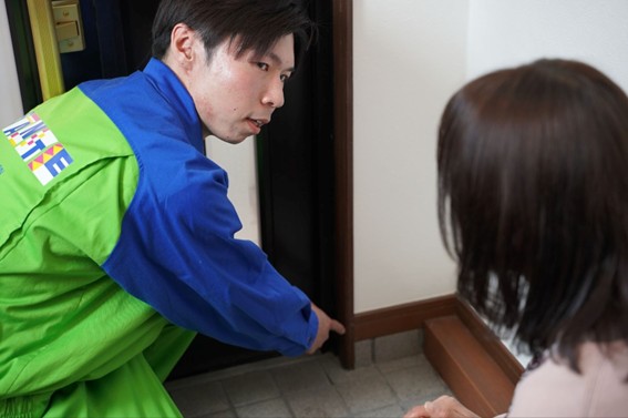 経験豊富な専門スタッフによるシロアリ対策サポートの様子