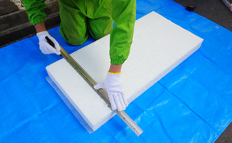 リフォーム業者が断熱材の準備をする