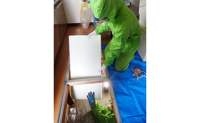 断熱材（グラスウールなど）を搬入する