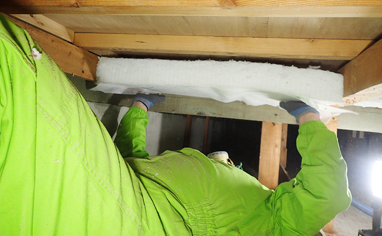 床下へ断熱材を設置・固定する