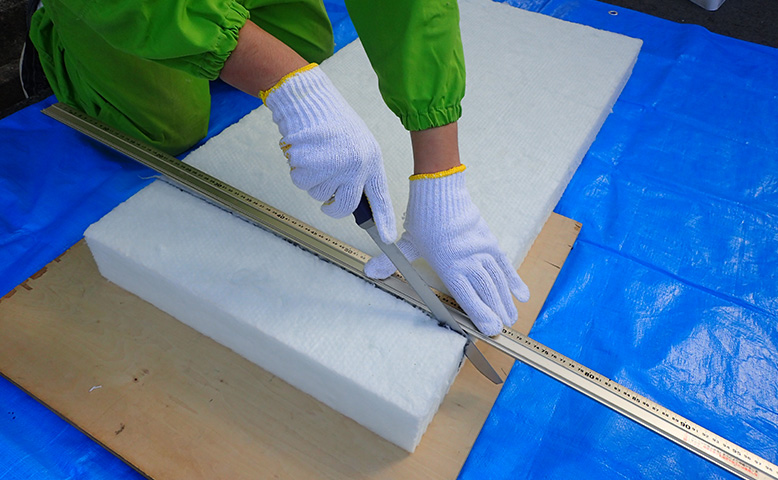 断熱材をカットする