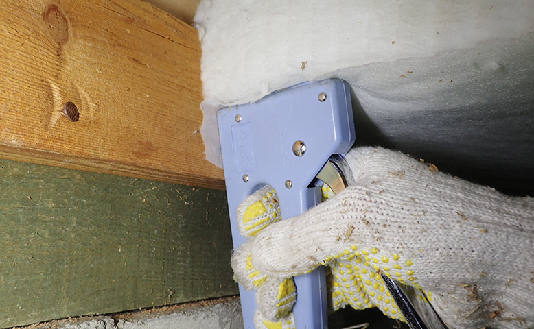 断熱材の設置＆タッカー留め