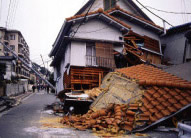 震災により倒壊した家屋