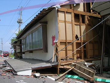 新潟県中越地震で倒壊した家屋