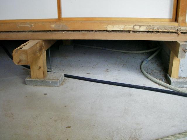 シロアリ食害を受けた住宅のブロックの基礎上部の土台