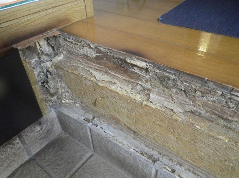 シロアリ被害にあってガサガサになった玄関の框