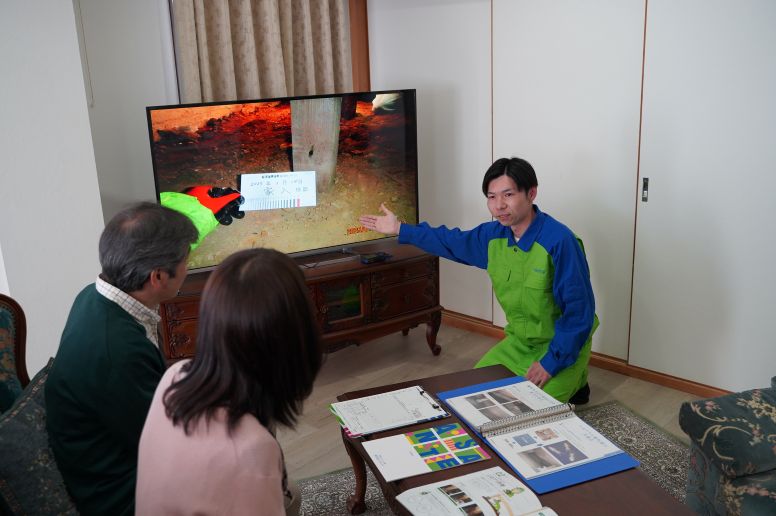 経験豊富な専門スタッフによるシロアリ対策の説明の様子