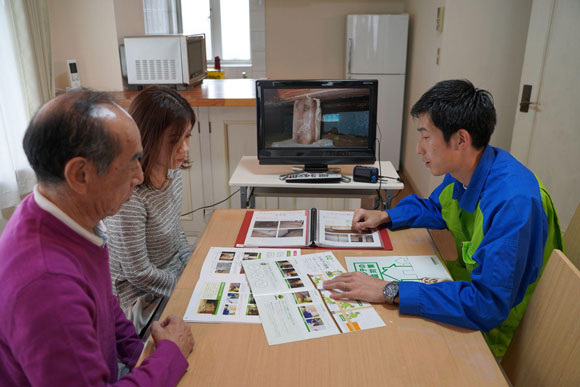 お客様にご説明している様子