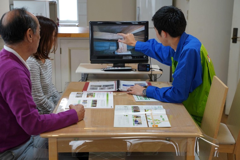 経験豊富な専門スタッフによりシロアリ駆除や予防に関する説明の様子