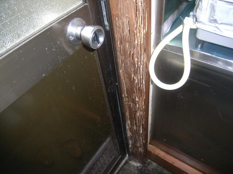 シロアリ被害を受けた台所の勝手口