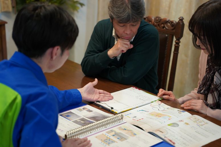 専門業者によるシロアリ駆除についての説明