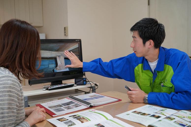 専門業者によるシロアリ駆除についての説明