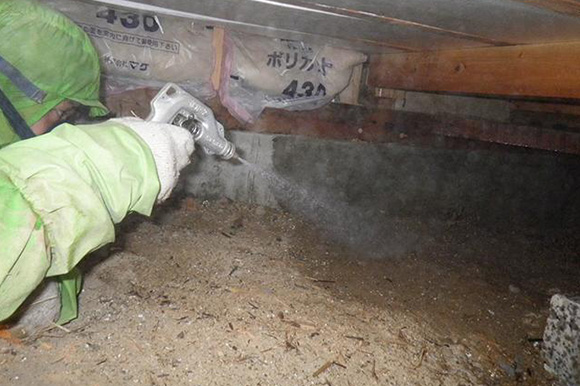 床下の土壌に施工しているところ