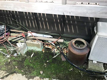 地面に置かれた廃材