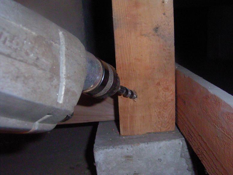 シロアリ駆除の木部処理の作業過程①束柱や被害箇所にドリルで穴を開ける