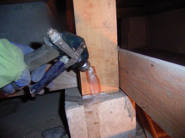 シロアリ駆除の木部処理の作業過程②開けた穴にノズルを使用して木部処理剤を注入