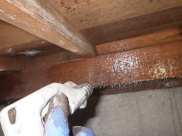 シロアリ駆除の木部処理のポイント「床下部材への吹き付け処理」