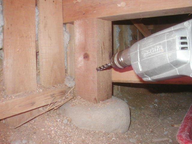 シロアリ駆除のため木材に穴を開ける作業の様子