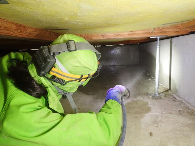 木部処理後、床下の土壌面全体にシロアリ駆除のための薬剤を散布する土壌処理の様子