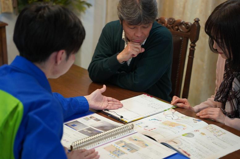 シロアリ駆除について専門業者に相談する様子