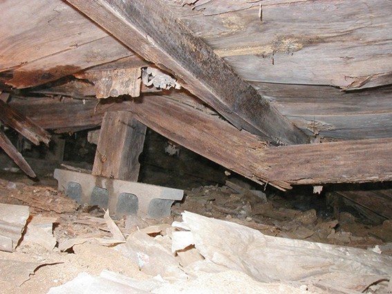 床を支えきれなくなった大引き