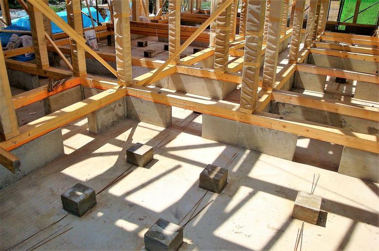 建設中の新築住宅の床下・土台の様子