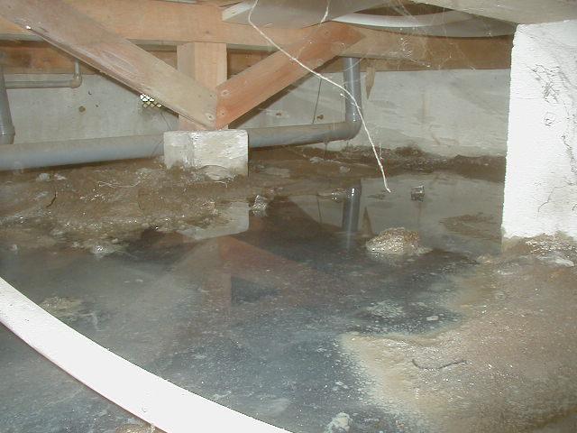 住宅の床下で確認された水漏れ