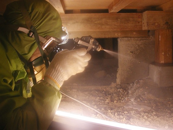 床下地面への薬剤処理