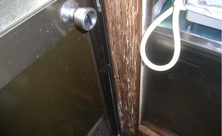 シロアリ被害でボロボロになった木材